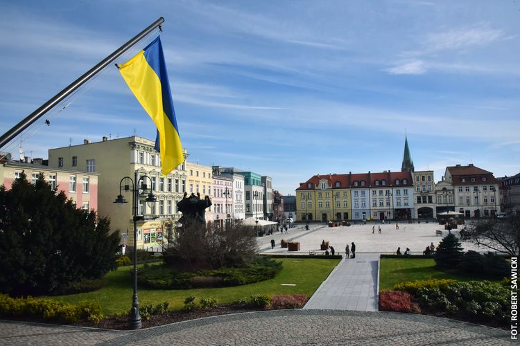 UKRAINA_RATUSZ flaga_Ukrainy_na_tle_ratusza_w_Bydgoszczy
