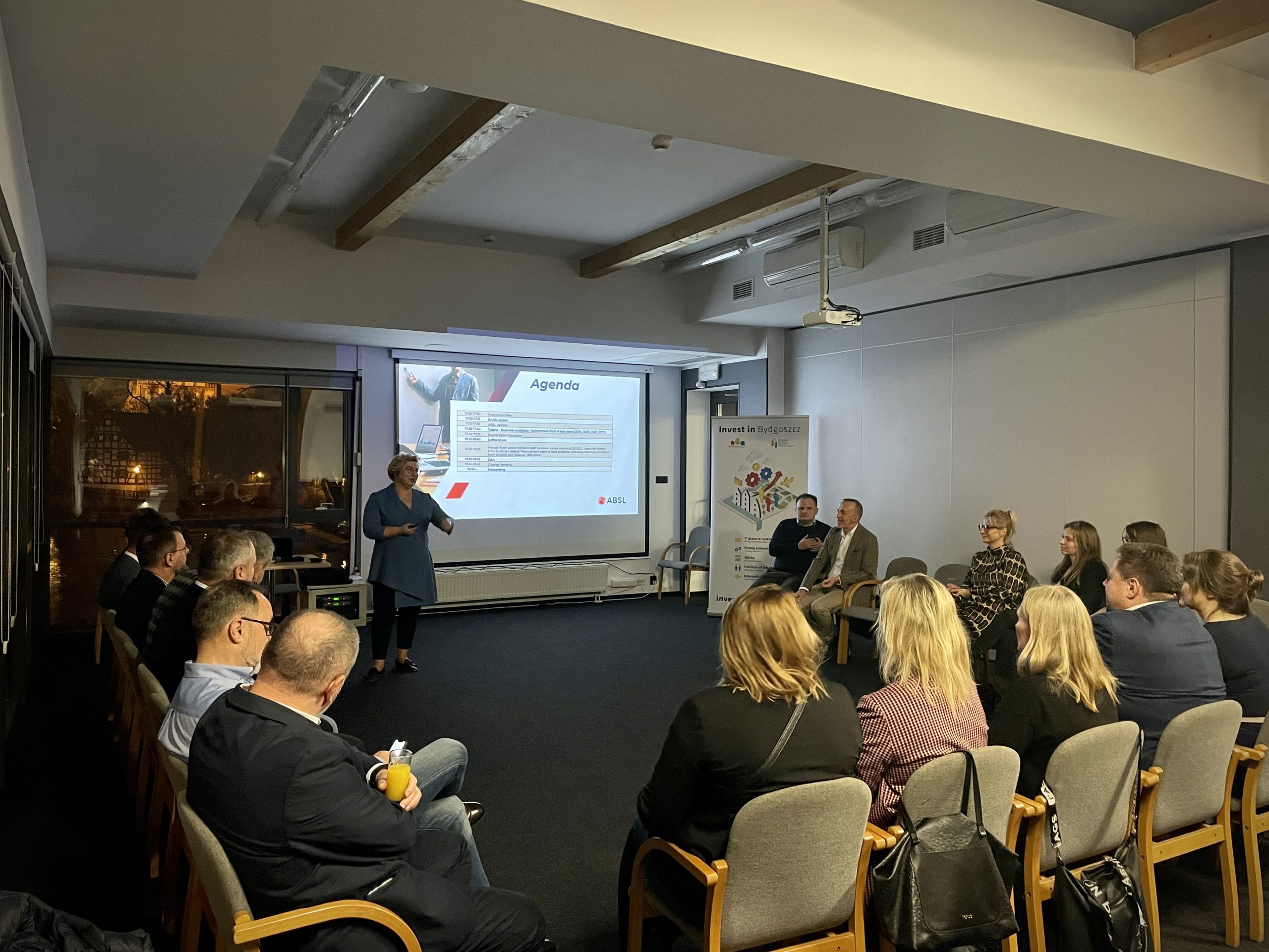 ABSL_FC_2022-11-15_1 Kilkadziesiąt osób na sali konferencyjnej słucha prelekcji