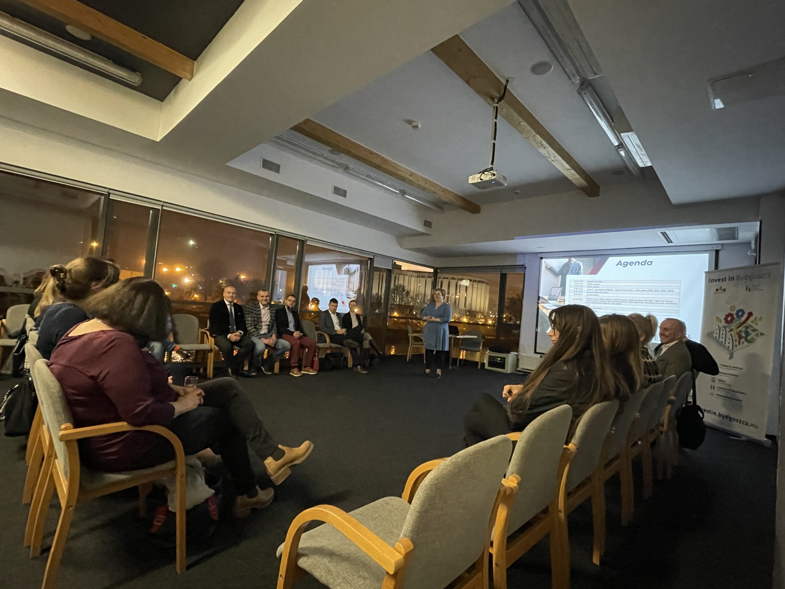 ABSL_FC_2022-11-15_2 Kilkadziesiąt osób na sali konferencyjnej słucha prelekcji