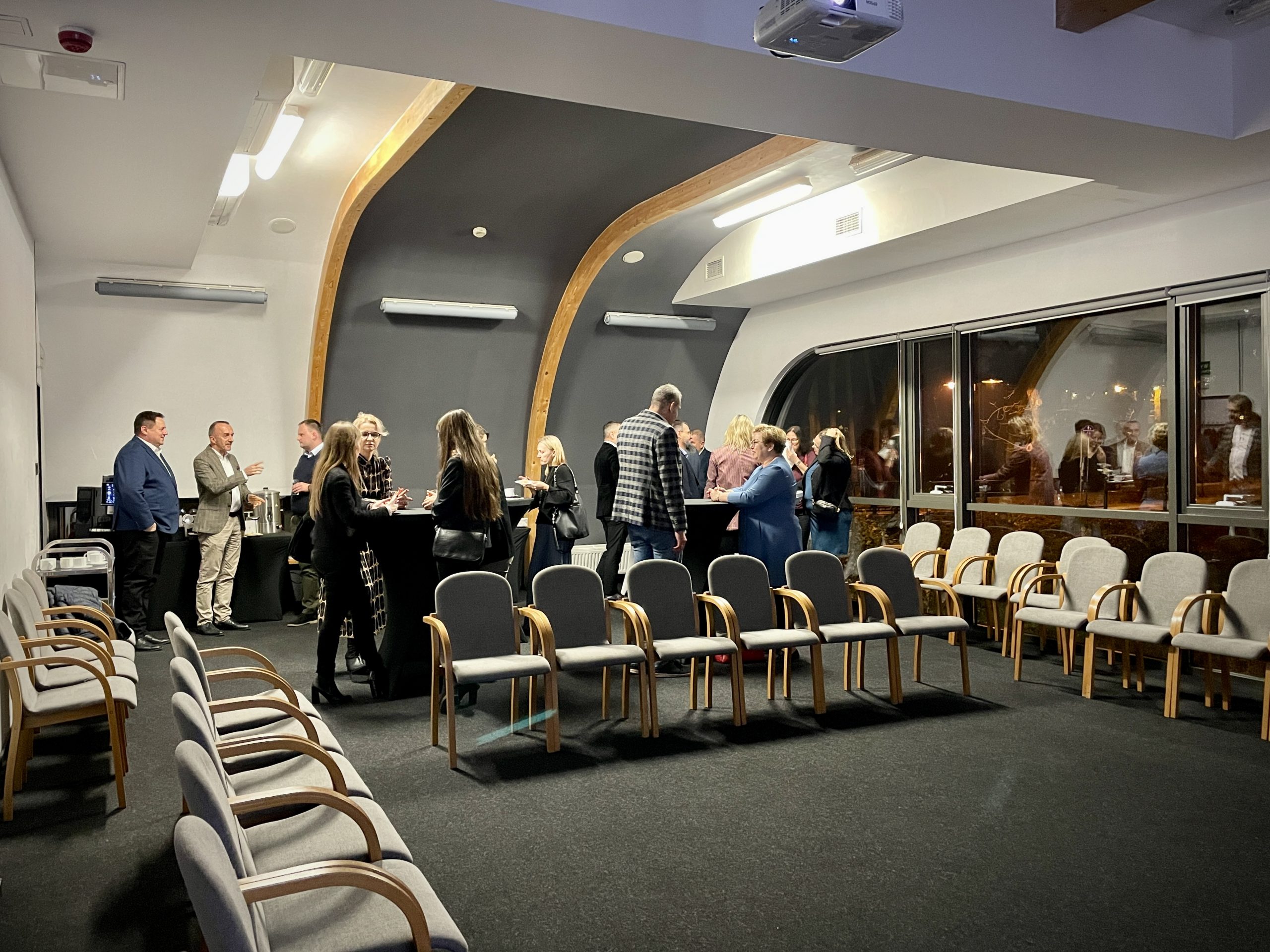 ABSL_FC_2022-11-15_3 Kilkanaście osób rozmawia przy stolikach podczas przerwy kawowej