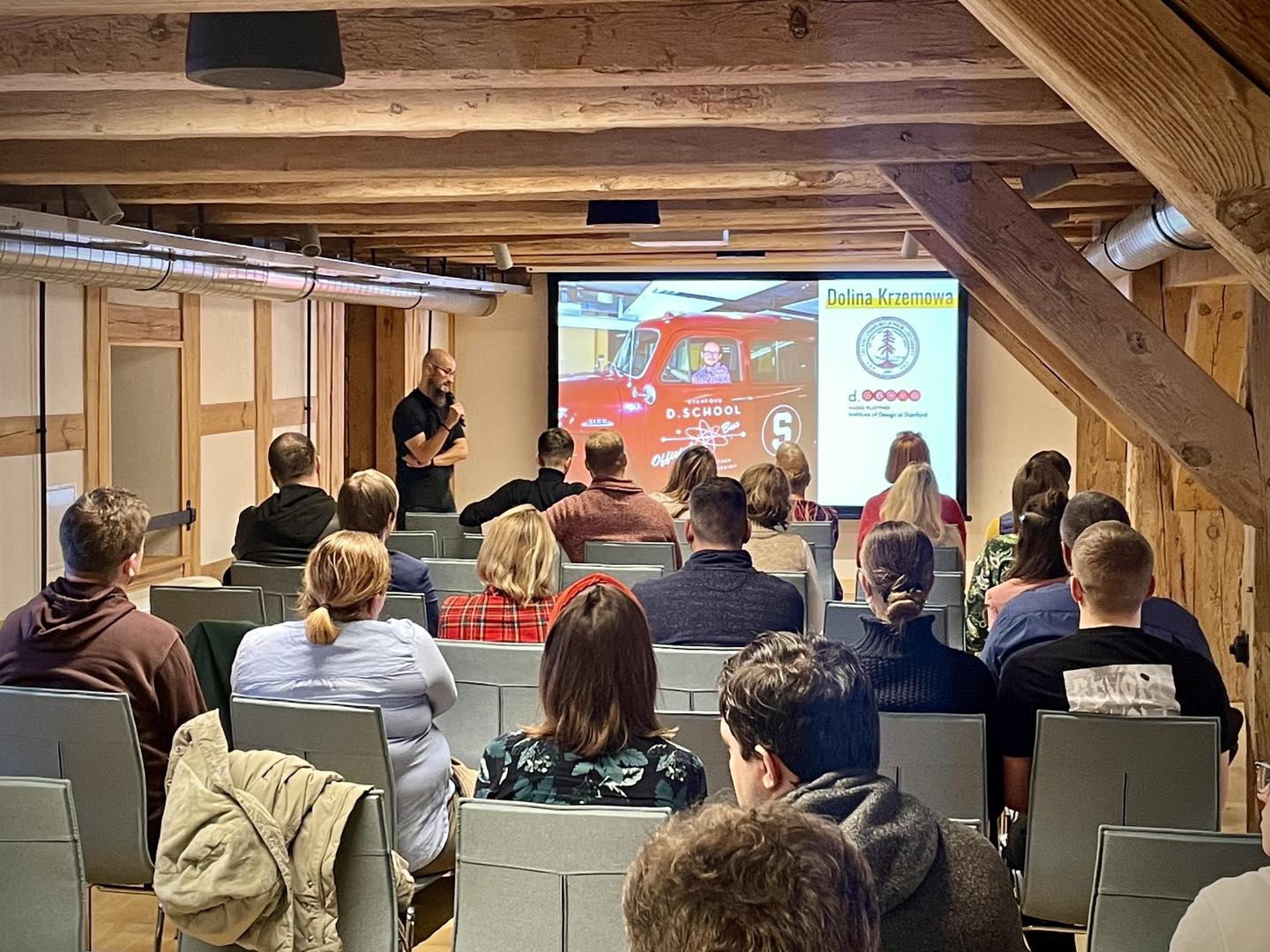 Uczestnicy i prelegent Radosław ratajczak podczas prezentacji