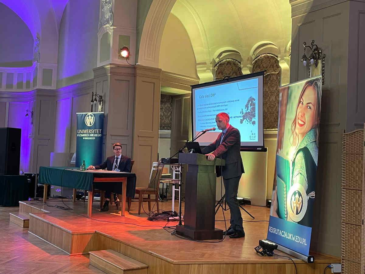 konferencja ukw3 prelegent na scenie