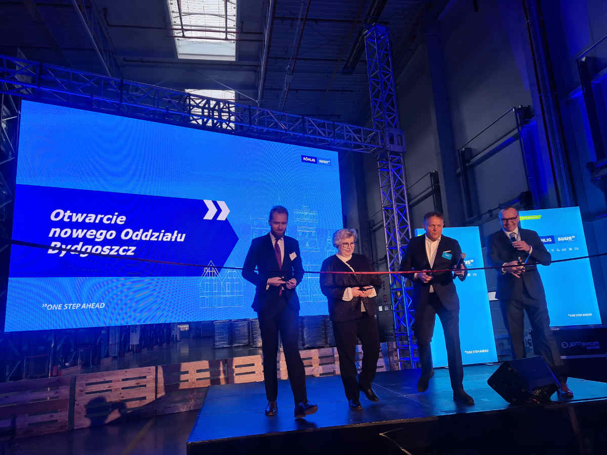 przecięcie wstęgi na otwarciu magazynu