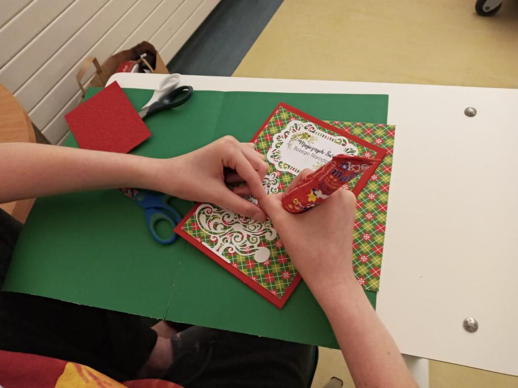 SU_2022_06 Ręce dziecka wykonują pracę plastyczną