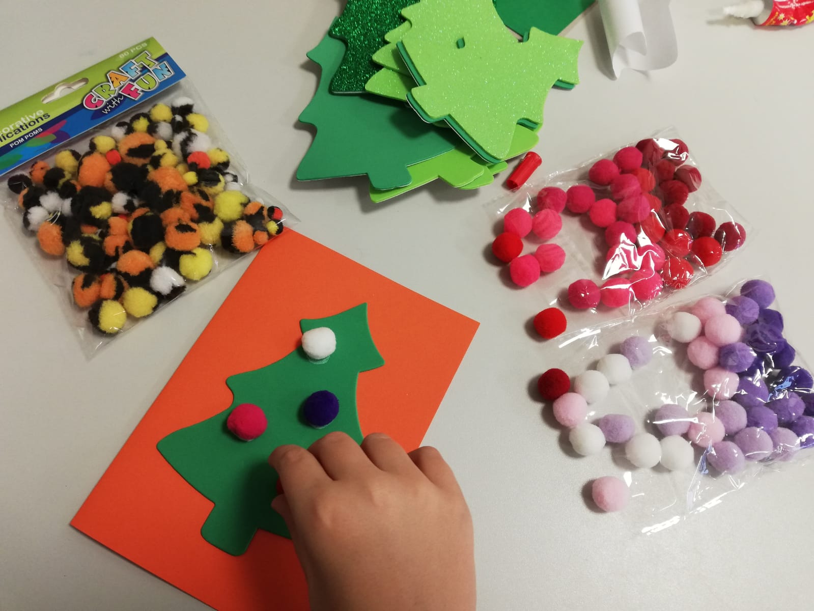 SU_2022_07 Ręce dziecka wykonują pracę plastyczną