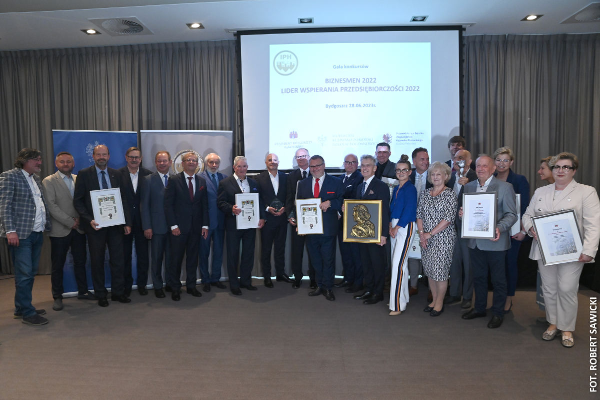 laureaci nagród laureaci nagród; Biznesmen Roku 2022 oraz Lider Wspierania Przedsiębiorczości 2022 stojący razem