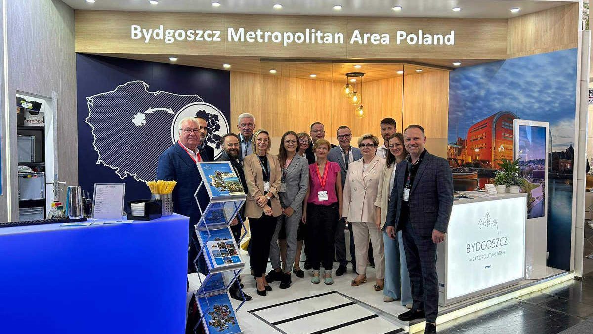 Expo Real 2023_1 przedstawiciele stowarzyszenia Metropolia Bydgoszcz na tle stoiska