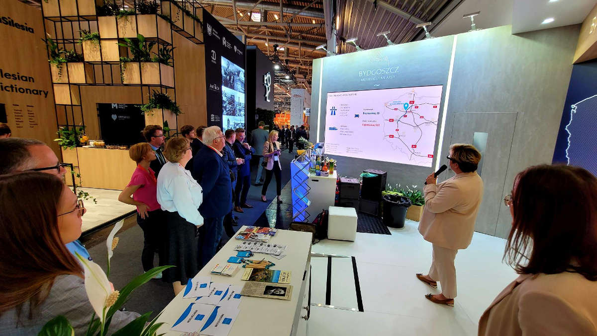 Expo Real_2023_2 Prezes Bydgoskiej Agencji Rozwoju Regionalnego prezentująza