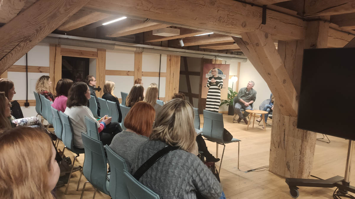 Joanna Fifielska prezentacja Joanna Fifielska na tle uczestników konferencji