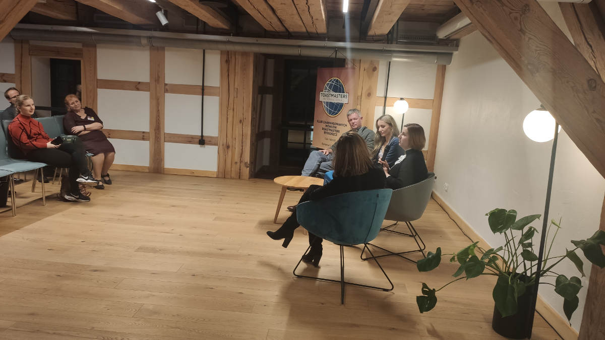 Start-up listopad 4 osoby siedzące w fotelach przed publicznicznością dyskutujący o wystąpieniach publicznych