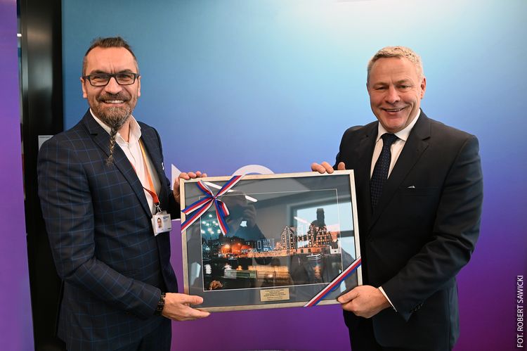 Nokia_prezydent wręcza prezent Prezydent Rafał Bruski wręcza pamiątkowe zdjęcie Bydgoszczy Dyrektorowi Nokii - Krzysztofowi Szwedzie