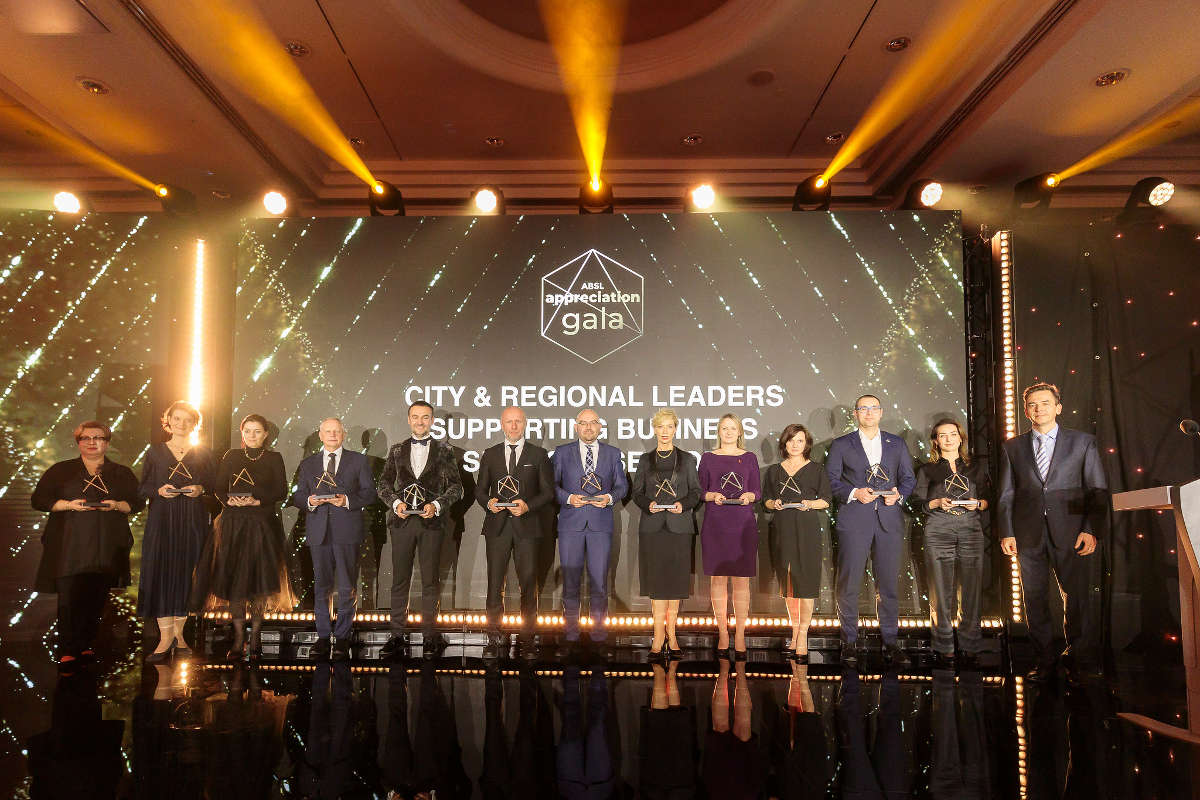 nagrodzeni laureaci 12 laureatów reprezentujących wyróżnione miasta