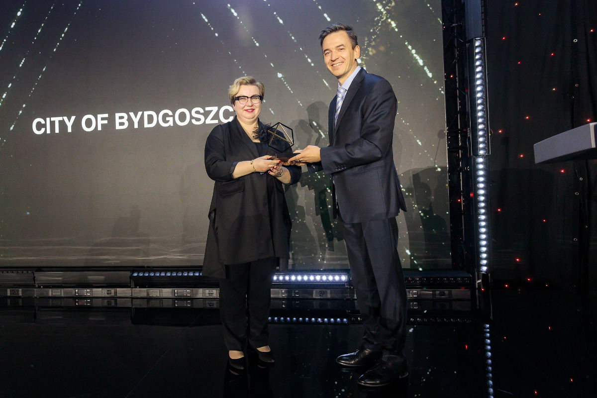 wręczenie wyróżnienia Prezes Bydgoskiej Agencji Rozwoju Regionalnego odbiera na scenie statuetkę