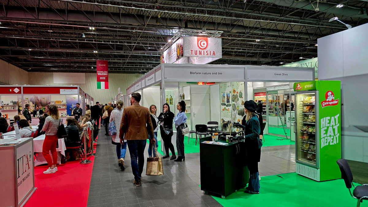 WorldFood_1 Odwiedzający spacerują zdłuż stoisk w alejce F