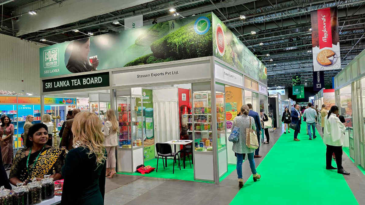 WorldFood_2 Odwiedzający oglądaja i prowadzą rozmowy przy stoisku Sri