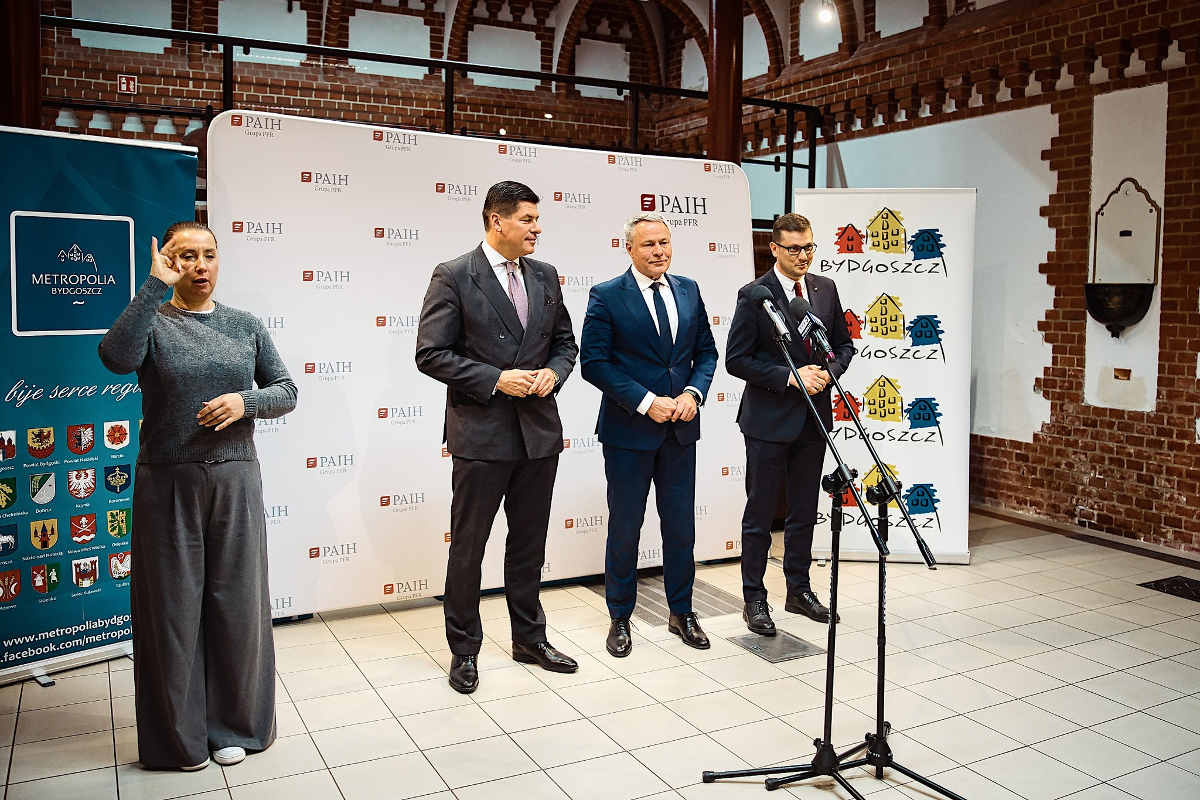 paih1 Wiceprezes Polskiej Agencji Inwestycji i Handlu Paweł Pudłowski, prezydent Bydgoszczy Rafał Bruski i wojewoda kujawsko-pomorski Michał Sztybel przemawiają na scenie.