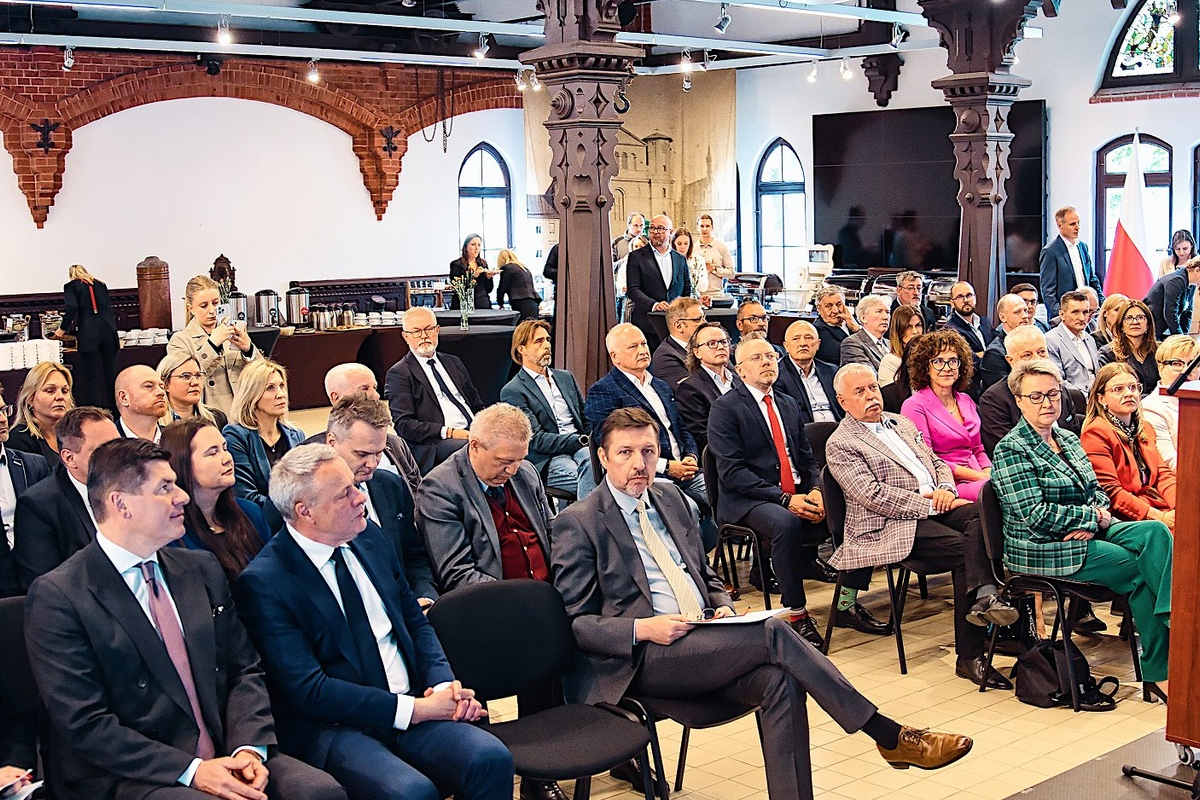 paih2 Sala zapełniona gośćmi siedzącymi na przeciwko sceny