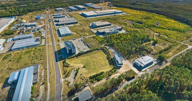 dpd2 widok z lotu ptaka na część Bydgoskiego Parku Przemysłowo-Technologicznego, hale otoczone lasem