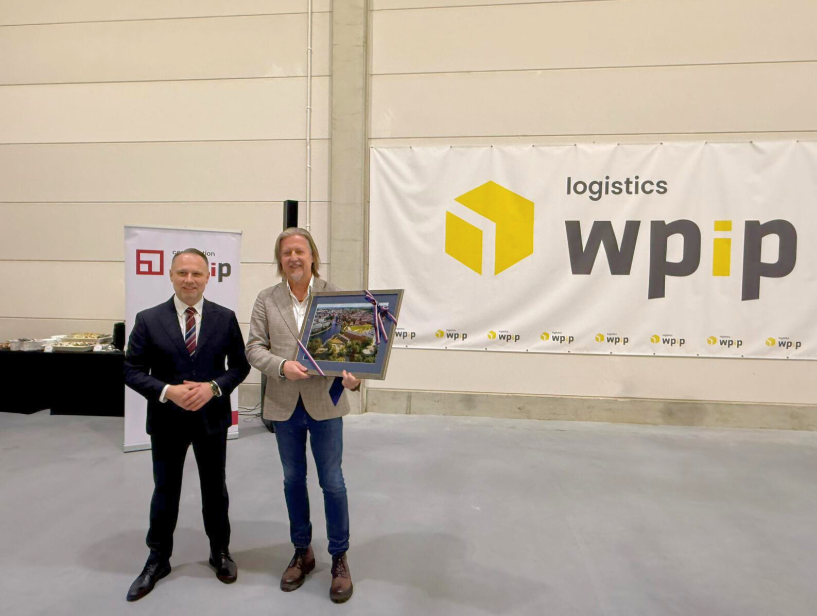 4 Zastępca Prezydenta Bydgoszczy, Łukasz Krupa wręczył symboliczny prezent - fotografię Bydgoszczy - Dariuszowi Stasikowi, Prezesowi WPIP Logistics, właścicielowi Grupy WPIP.