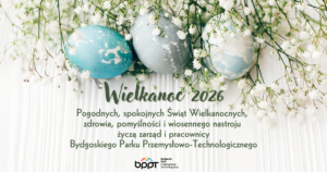 kartka z życzeniami ma kremowe tło, z lekką strukturą pionowych, nieregularnych kresek. U góry delikatne gałązki gipsówki z białymi kwiatkami, na nich leżą trzy pisanki: niebieska, szara i błękitna w marmurkowy wzór. Pod spodem napis Wielkanoc 2026 oraz życzenia.